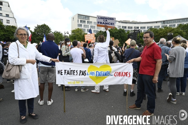 Florian Philippot organise une manifestation contre le projet de passe sanitaire et la vaccination obligatoire, le 31 juillet à Paris. Demonstration against sanitary pass.