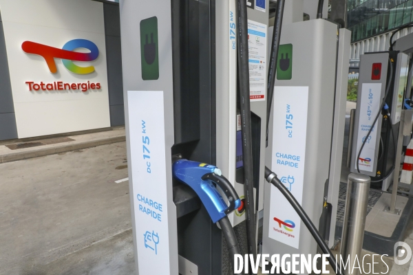 Station de recharge total energies pour vehicules electriques a la defense