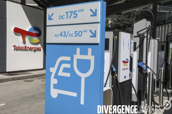 Station de recharge total energies pour vehicules electriques a la defense