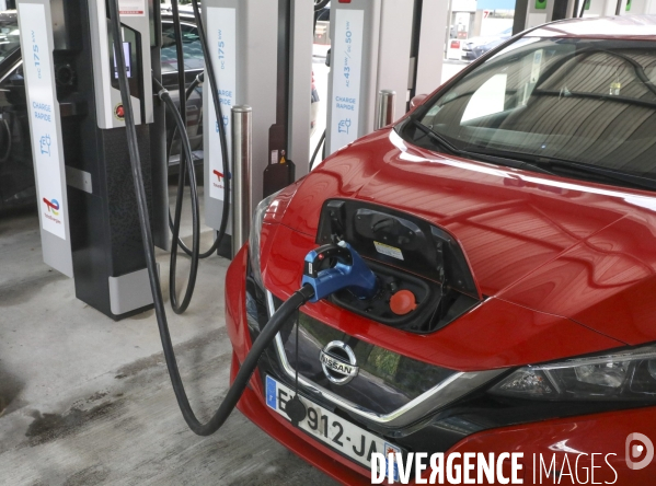 Station de recharge total energies pour vehicules electriques a la defense