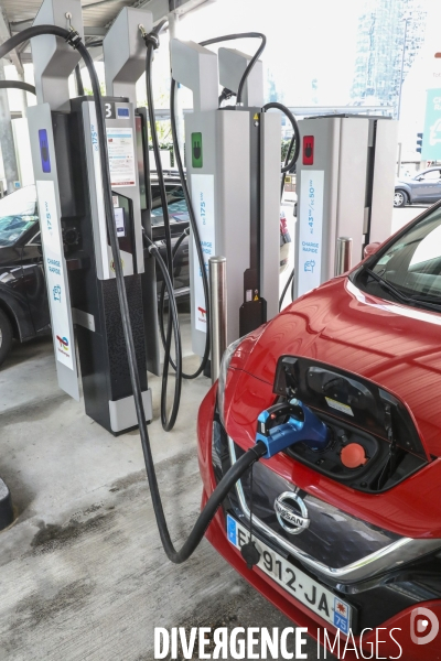 Station de recharge total energies pour vehicules electriques a la defense