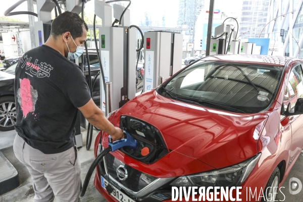 Station de recharge total energies pour vehicules electriques a la defense