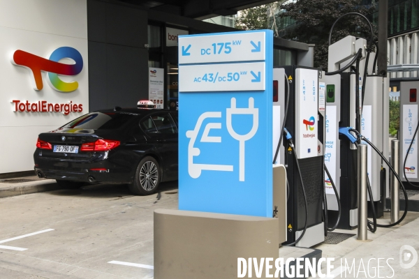 Station de recharge total energies pour vehicules electriques a la defense