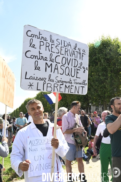 Florian Philippot organise une manifestation contre le projet de passe sanitaire et la vaccination obligatoire, le 31 juillet à Paris. Demonstration against sanitary pass.