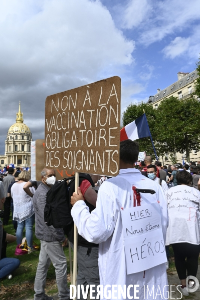 Florian Philippot organise une manifestation contre le projet de passe sanitaire et la vaccination obligatoire, le 31 juillet à Paris. Demonstration against sanitary pass.