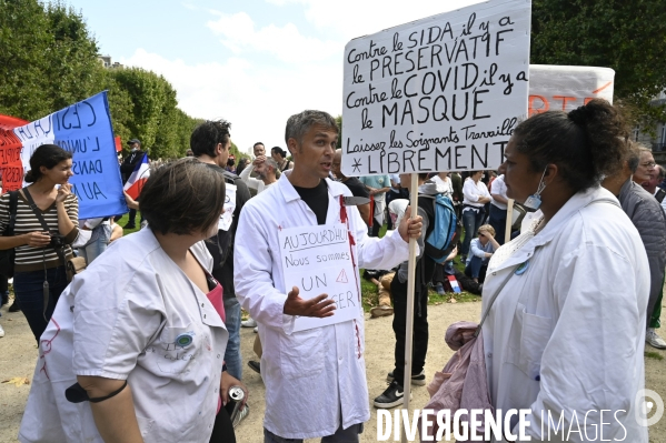 Florian Philippot organise une manifestation contre le projet de passe sanitaire et la vaccination obligatoire, le 31 juillet à Paris. Demonstration against sanitary pass.