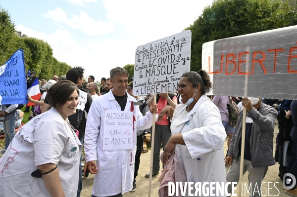 Florian Philippot organise une manifestation contre le projet de passe sanitaire et la vaccination obligatoire, le 31 juillet à Paris. Demonstration against sanitary pass.