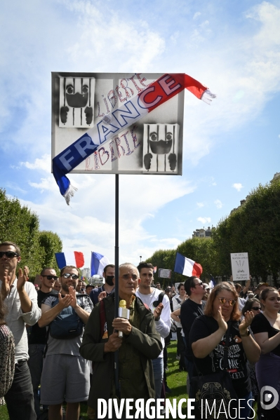 Florian Philippot organise une manifestation contre le projet de passe sanitaire et la vaccination obligatoire, le 31 juillet à Paris. Demonstration against sanitary pass.