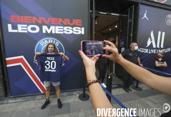 Messimania a la boutique du psg au champs elysees