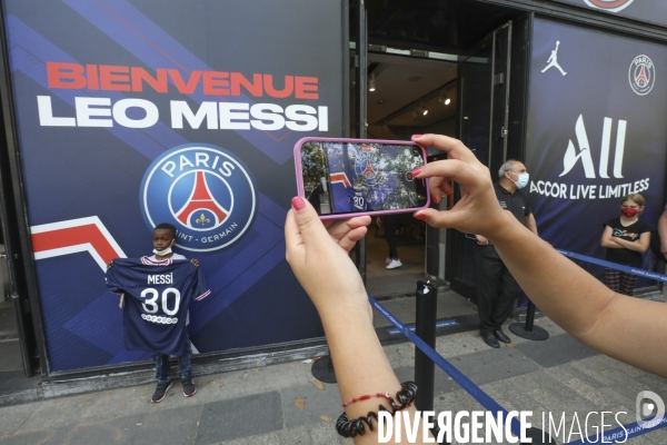 Messimania a la boutique du psg au champs elysees