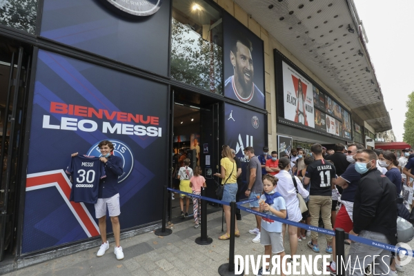 Messimania a la boutique du psg au champs elysees