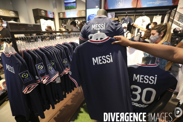 Messimania a la boutique du psg au champs elysees