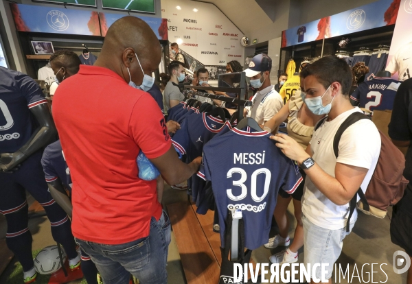 Messimania a la boutique du psg au champs elysees