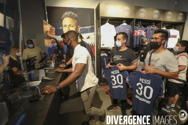 Messimania a la boutique du psg au champs elysees