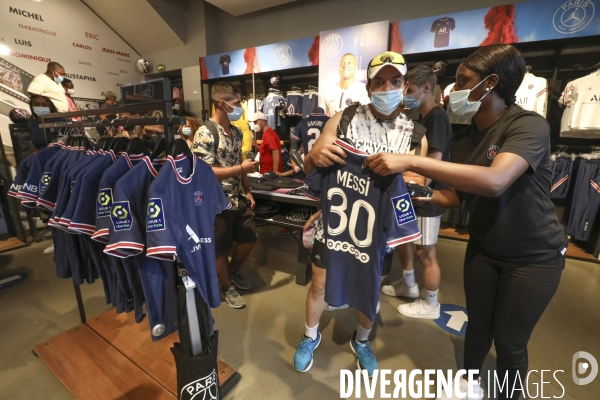 Messimania a la boutique du psg au champs elysees