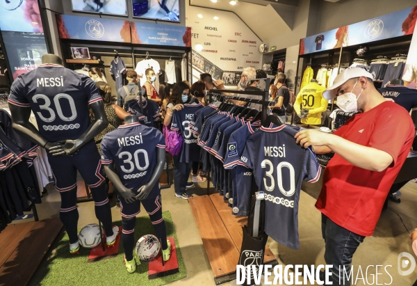 Messimania a la boutique du psg au champs elysees