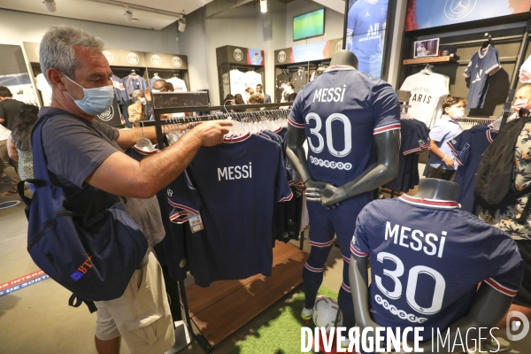 Messimania a la boutique du psg au champs elysees