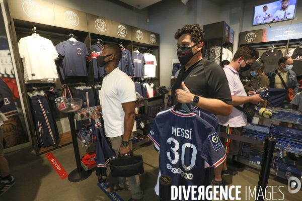 Messimania a la boutique du psg au champs elysees