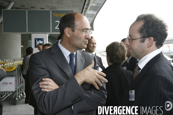 Deplacement du premier ministre francois fillon au douanes de l aeroport roissy