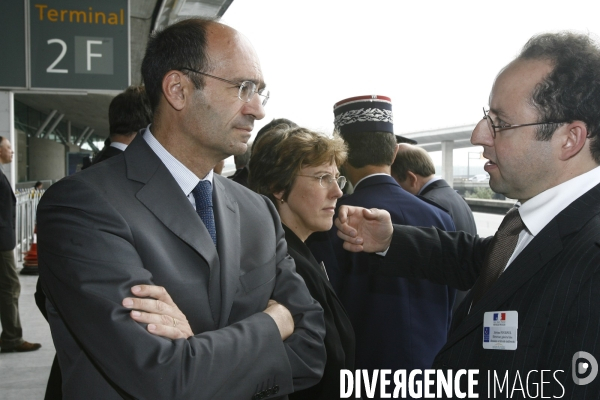 Deplacement du premier ministre francois fillon au douanes de l aeroport roissy