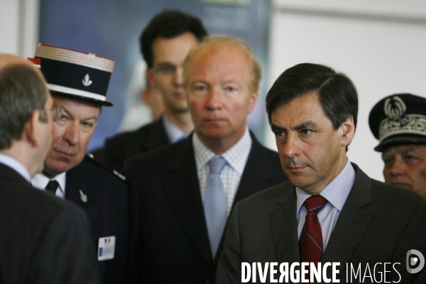 Deplacement du premier ministre francois fillon au douanes de l aeroport roissy