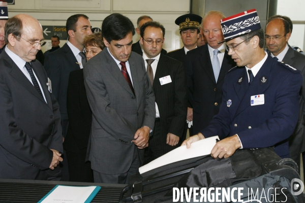 Deplacement du premier ministre francois fillon au douanes de l aeroport roissy