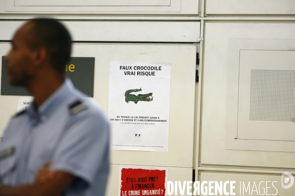 Deplacement du premier ministre francois fillon au douanes de l aeroport roissy