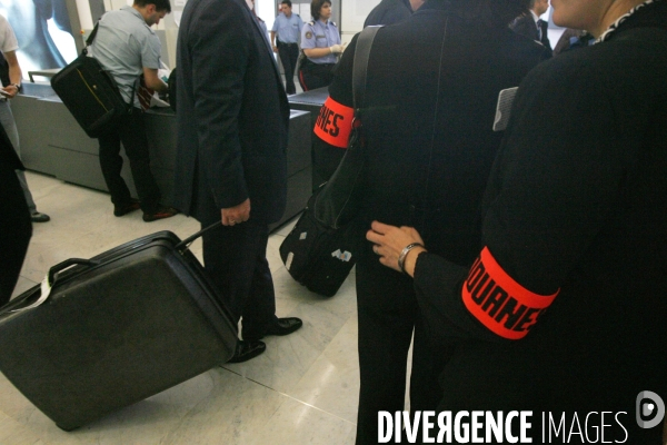 Deplacement du premier ministre francois fillon au douanes de l aeroport roissy