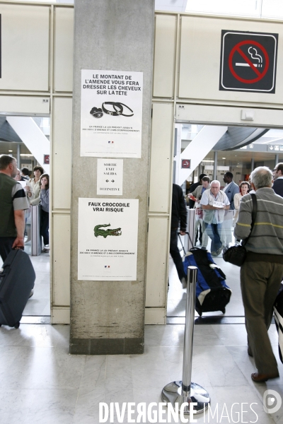 Deplacement du premier ministre francois fillon au douanes de l aeroport roissy