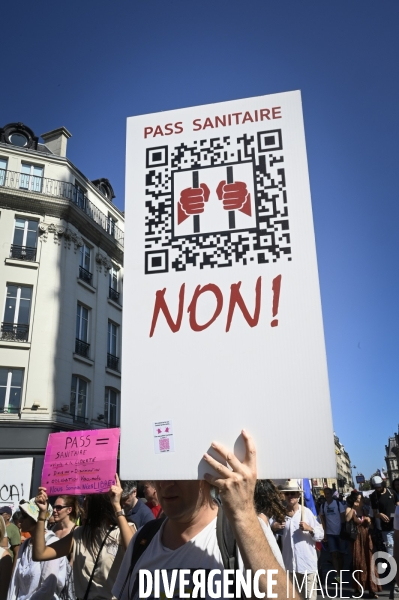 Manifestation contre le passe sanitaire QR code, à Paris le 14 aout 2021. Demonstration against sanitary pass.