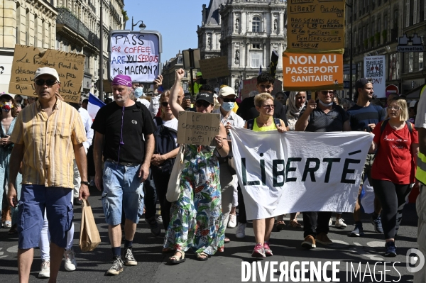 Manifestation contre le passe sanitaire QR code, à Paris le 14 aout 2021. Demonstration against sanitary pass.