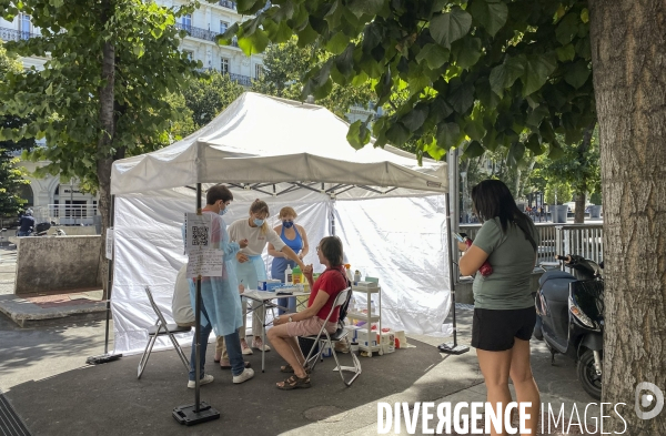 Test PCR sous la tente à Marseille centre-ville