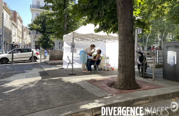 Test PCR sous la tente à Marseille centre-ville