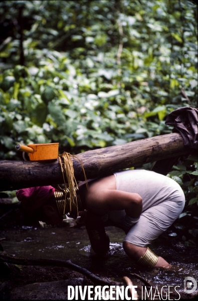 MYANMAR : Femmes girafes de l ethnie PADAUNG