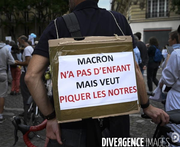 Marche nationale citoyenne et pacifique, Tous en blanc, organisée par le collectif Paris pour la liberté. contre la gestion de la crise sanitaire par le gouvernement. Paris le 28 aour 2021. Contre le passe sanitaire QR code.