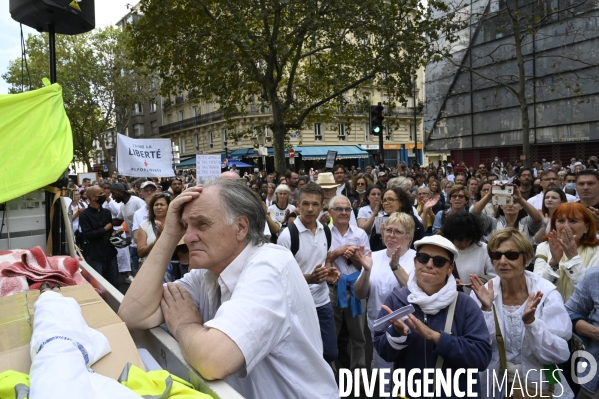 Marche nationale citoyenne et pacifique, Tous en blanc, organisée par le collectif Paris pour la liberté. contre la gestion de la crise sanitaire par le gouvernement. Paris le 28 aour 2021. Contre le passe sanitaire QR code.