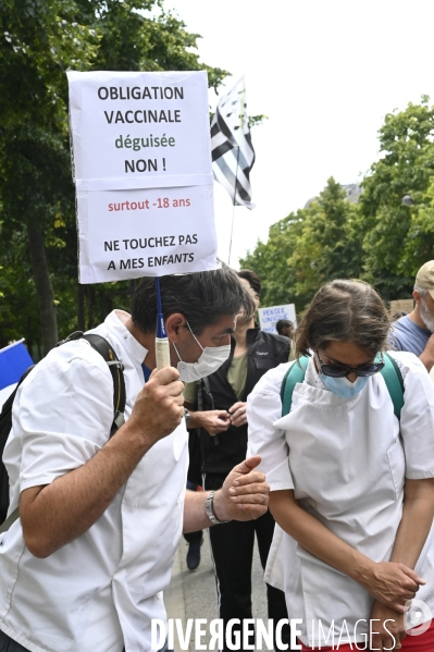 Marche nationale citoyenne et pacifique, Tous en blanc, organisée par le collectif Paris pour la liberté. contre la gestion de la crise sanitaire par le gouvernement. Paris le 28 aour 2021. Contre le passe sanitaire QR code.