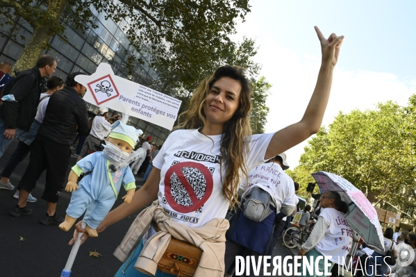 Marche nationale citoyenne et pacifique, Tous en blanc, organisée par le collectif Paris pour la liberté. contre la gestion de la crise sanitaire par le gouvernement. Paris le 28 aour 2021. Contre le passe sanitaire QR code.