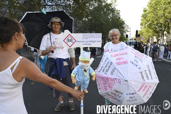 Marche nationale citoyenne et pacifique, Tous en blanc, organisée par le collectif Paris pour la liberté. contre la gestion de la crise sanitaire par le gouvernement. Paris le 28 aour 2021. Contre le passe sanitaire QR code.