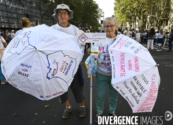 Marche nationale citoyenne et pacifique, Tous en blanc, organisée par le collectif Paris pour la liberté. contre la gestion de la crise sanitaire par le gouvernement. Paris le 28 aour 2021. Contre le passe sanitaire QR code.