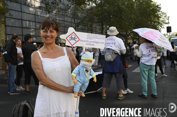 Marche nationale citoyenne et pacifique, Tous en blanc, organisée par le collectif Paris pour la liberté. contre la gestion de la crise sanitaire par le gouvernement. Paris le 28 aour 2021. Contre le passe sanitaire QR code.