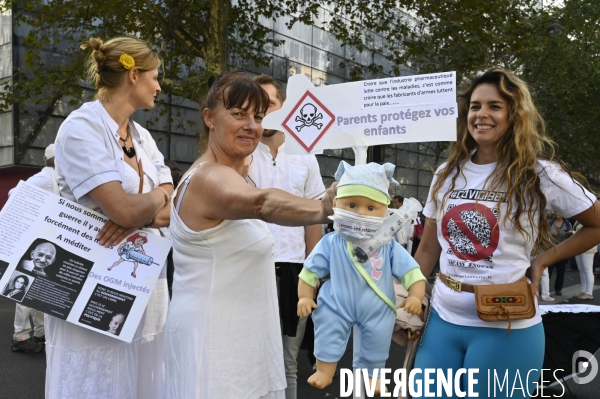 Marche nationale citoyenne et pacifique, Tous en blanc, organisée par le collectif Paris pour la liberté. contre la gestion de la crise sanitaire par le gouvernement. Paris le 28 aour 2021. Contre le passe sanitaire QR code.