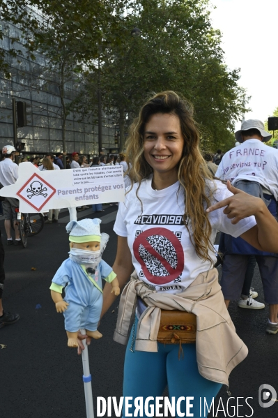 Marche nationale citoyenne et pacifique, Tous en blanc, organisée par le collectif Paris pour la liberté. contre la gestion de la crise sanitaire par le gouvernement. Paris le 28 aour 2021. Contre le passe sanitaire QR code.