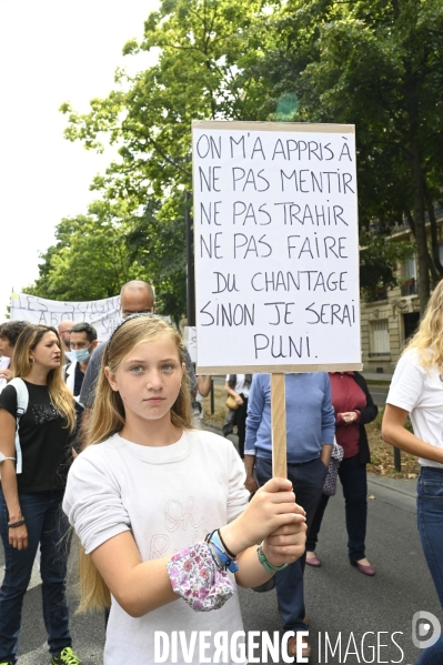 Marche nationale citoyenne et pacifique, Tous en blanc, organisée par le collectif Paris pour la liberté. contre la gestion de la crise sanitaire par le gouvernement. Paris le 28 aour 2021. Contre le passe sanitaire QR code.