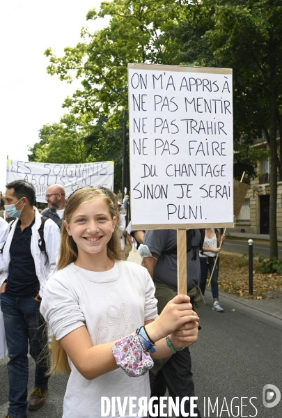 Marche nationale citoyenne et pacifique, Tous en blanc, organisée par le collectif Paris pour la liberté. contre la gestion de la crise sanitaire par le gouvernement. Paris le 28 aour 2021. Contre le passe sanitaire QR code.