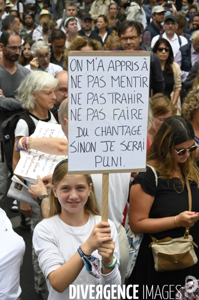 Marche nationale citoyenne et pacifique, Tous en blanc, organisée par le collectif Paris pour la liberté. contre la gestion de la crise sanitaire par le gouvernement. Paris le 28 aour 2021. Contre le passe sanitaire QR code.