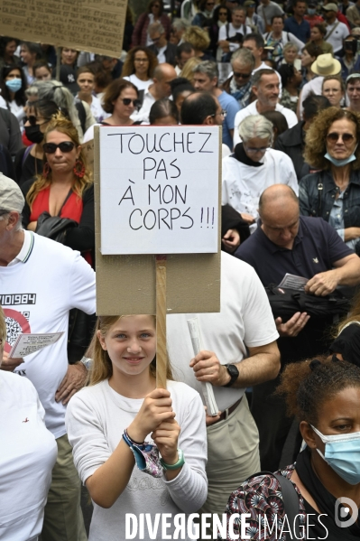 Marche nationale citoyenne et pacifique, Tous en blanc, organisée par le collectif Paris pour la liberté. contre la gestion de la crise sanitaire par le gouvernement. Paris le 28 aour 2021. Contre le passe sanitaire QR code.