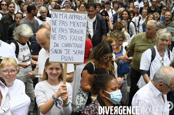 Marche nationale citoyenne et pacifique, Tous en blanc, organisée par le collectif Paris pour la liberté. contre la gestion de la crise sanitaire par le gouvernement. Paris le 28 aour 2021. Contre le passe sanitaire QR code.