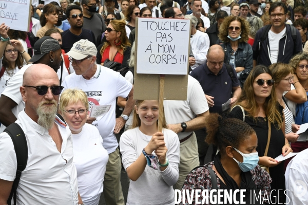 Marche nationale citoyenne et pacifique, Tous en blanc, organisée par le collectif Paris pour la liberté. contre la gestion de la crise sanitaire par le gouvernement. Paris le 28 aour 2021. Contre le passe sanitaire QR code.