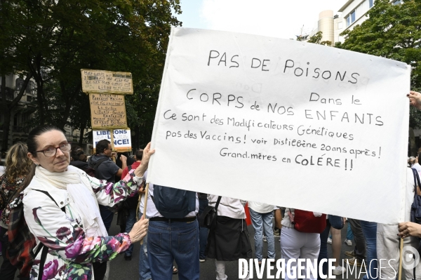 Marche nationale citoyenne et pacifique, Tous en blanc, organisée par le collectif Paris pour la liberté. contre la gestion de la crise sanitaire par le gouvernement. Paris le 28 aour 2021. Contre le passe sanitaire QR code.